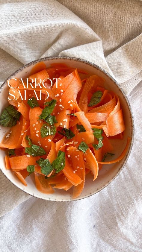 veg.corner on Instagram: CARROT SALAD I know I�’m late for this trend but carrot salad sound so refreshing I had to try it. And of course, i loved it. I love simple… Carrot Noodles, Pepper Mint, Raw Carrots, Rainbow Carrots, Carrot Salad, Summer Eating, Carb Free, Agave Syrup, Balanced Meals