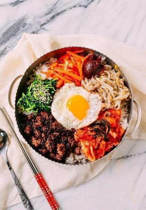 Easy Korean Beef Bibimbap Recipe - The Woks of Life Beef Bibimbap Recipe, Beef Bibimbap, Koreansk Mad, Korean Bibimbap, Bibimbap Recipe, Cooking Rice, Diner Recept, Korean Dishes, Korean Recipes