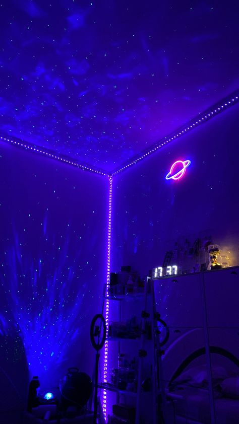 Room Light Background Aesthetic, Blue Light Room Aesthetic, Nightcore Bedroom, Aesthetic Room Night, Space Room Aesthetic, Space Bedroom Ideas, Room Dp, Neon Light Room, Dark Blue Rooms