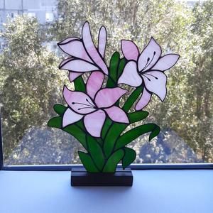 Lily Stained Glass Pattern, Flower Suncatcher, L'art Du Vitrail, Stained Glass Pattern, Stained Glass Decor, Stained Glass Suncatchers, Stained Glass Flowers, Stained Glass Diy, Stained Glass Crafts