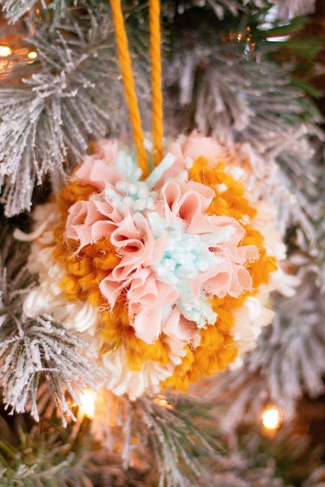 Diy Yarn Ornaments, Tassel Ornaments, Pom Pom Christmas, Yarns Ornaments, Tassel Ornament, Diy Pom Pom, How To Make A Pom Pom, Christmas Stocking Pattern, Homemade Ornaments