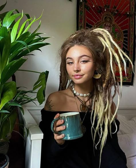 Dreads And Curly Hair, Curly Hair With Dreadlocks, Hippie Maternity Shoot, Dreadlock Aesthetic, Curly Hair With Dreads, Viking Dreads Women, Dreadlocks Female, Dreads Curly Hair, Dreads Aesthetic