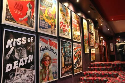 Movie Posters Display, Vintage Home Theater, Movie Posters Aesthetic Wall, Movie Posters On Wall, Movie Theme Room, Cinema Room Posters, Vintage Movie Theater Aesthetic, Movie Theater Bathroom, Mini Movie Theater