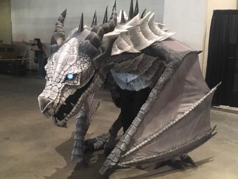 Costume Puppet, Shrek Dragon, Frost Dragon, Dragon Halloween Costume, Horse Halloween Costumes, Realistic Costumes, Making Cosplay, Puppet Costume, Skyrim Dragon