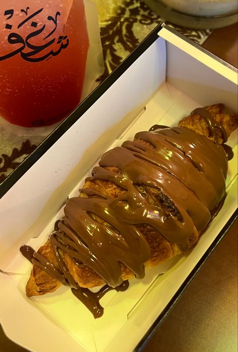 Chocolate croissant/ aesthetic dessert/ aesthetic croissant / aesthetic chocolate croissant Croissant Board, Croissant Sandwich, Chocolate Croissant, Sweet Snacks Recipes, Cute Desserts, Business Idea, Snacks Recipes, Yummy Yummy, Sweet Snacks