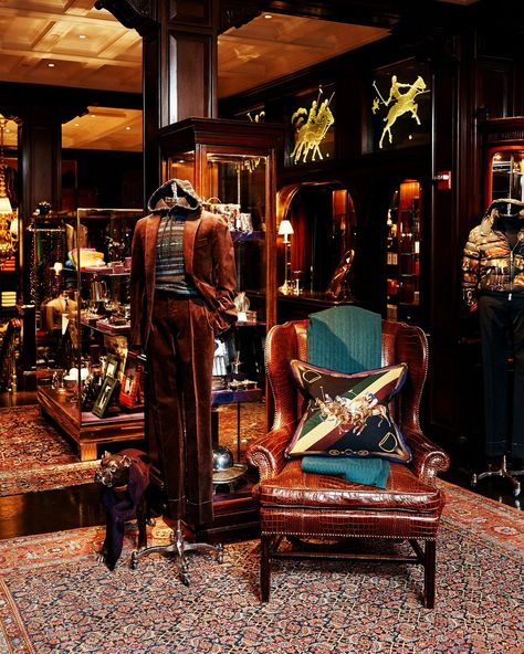 Ralph Lauren Releases Limited Edition Gifts for the Holidays Ralph Lauren Interiors, Luxury Clothing Store, Ralph Lauren Aesthetic, Polo Bar, Ralph Lauren Store, The Specials, Clothing Store Design, Painted Tote, Bear Photos