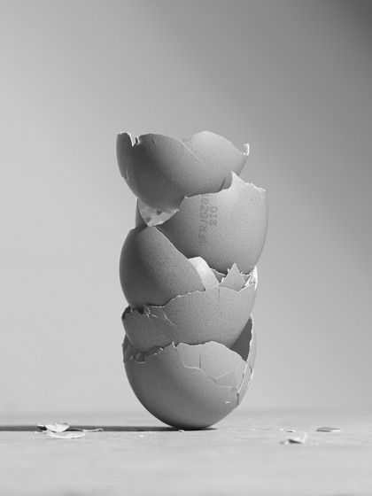 Balance eggs. Still life photography. Black and white. Balance photography. Equilibre. Nature morte. Photographie. Eggs. Fragments. Avant-garde. Laura Lecat Geometric Still Life Photography, Interesting Still Life Photography, Groups Of Objects Photography, Everyday Objects Photography Still Life, Formal Balance Photography, Balanced Photography, Balance Photography Ideas, Apple Still Life Photography, Everyday Objects Photography