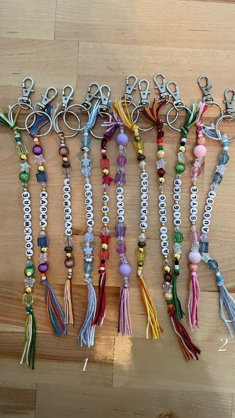 Key Chains With Beads, Friendship Bracelet Keychain, Friendship Keychains, Friendship Pins, Keychain Craft, Backpack Keychain, Bracelet Inspired, Keychain Purse, Bracelets Design