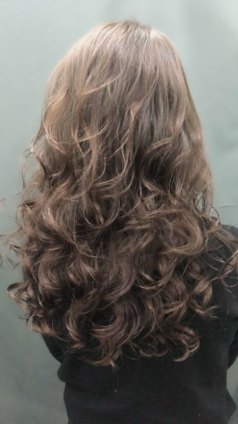 Naturally Wavy Hair Cuts, Wavy Layered Haircuts, Wavy Layered Hair, Layered Curly Hair, Layered Haircuts For Medium Hair, Haircut Inspo, Hair Cut Ideas, Wavy Haircuts, Hairstyles For Layered Hair