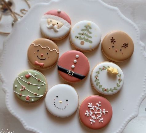 Circle Royal Icing Cookies Christmas, Round Cookie Decorating Ideas Christmas, Christmas Circle Sugar Cookies, Round Christmas Cookies Decorating Ideas, Circle Thanksgiving Sugar Cookies, Winter Cookies Royal Icing, Christmas Cookies Circle, Round Decorated Christmas Cookies, Simple Cookie Designs