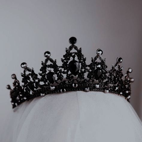 Dark Wedding Crown, Black Tiaras And Crowns, Wedding Crown Black, Black Diamond Crown, Crown Aesthetic Queens Dark, Black Quince Crown, Black Crown Aesthetic, Coronas Aesthetic, Dark Fantasy Crown