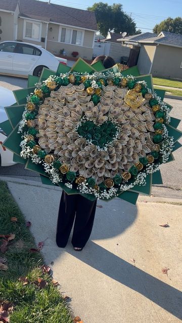 Money bouquet🤑&floral supplies🤎 on Instagram: "Emerald green and gold for a quince 👑 100, $10 bills = $1,000 💸 inside this bouquet 😩🔥 #moneybouquet #moneybouquetbyluxurybouquetss #luxurybouquetss" Money Bouquet Quince, Quince Money Bouquet, Emerald Green Cake Ideas Quince, Green Cake Quince, Green Money Bouquet, Emerald Green Quince Bouquet, Quince Ideas Emerald Green, Big Money Bouquet, Quince Decorations Emerald Green