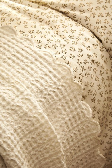 CHILDREN'S COTTON BEDSPREAD WITH A SCALLOPED EDGE - Cream | ZARA United States Flea Market Bedroom, Mixed Texture Bedding, Twin Bed Neutral Bedding, Modern Traditional Bedding, Amber Interiors Bunk Beds, Vintage Kids Room Bedding, Modern Victorian Bedding, Blue Stripe Bedroom, Sweden Home Interior