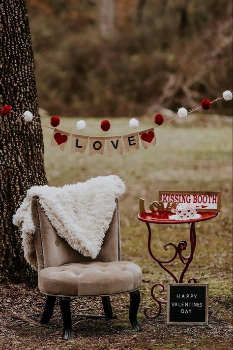 Family Valentines Photoshoot Ideas, Valentines Mini Photo Session, Outdoors Valentines Photoshoot, Valentines Mini Session Ideas Outdoor, Valentine’s Day Mini Session Ideas, Valentine’s Day Outdoor Photoshoot, Valentine Mini Photo Session Ideas, Valentines Minis Outdoor, Valentine Day Mini Sessions