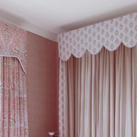 Tor Saer on Instagram: "It was a joy to work on this incredible country house project a few years go with Fi and Sophie from @eadieandcrole which featured the most divine fabrics and craftsmanship from some of my finest makers. This was a sunny guest bedroom, with two half tester beds with scalloped pelmets, and curtains in the prettiest fabric (Dabke Petal by @alice.sergeant ) featuring a soft shaped pelmet handmade for me by the supremely talented @lucy.byrom 🌸  The soft pinks and yellows complement each other so beautifully. Fi and Sophie chose a block print by @langtontextiles for the half tester pelmets and valances and the back contrast lining is ‘Tang’ by @iansandersontextiles . We used a contrast binding along the leading edge of the curtains and the base of the curtain pelmet too Scallop Curtain Pelmet, Scalloped Pelmet, Scalloped Curtains, Alice Sergeant, Pelmet Box, Curtain Pelmet, Pattern Combinations, The Curtains, Pretty Fabric