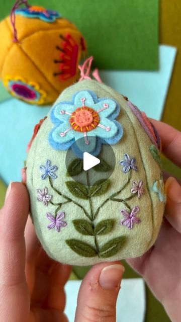 13K views · 1.9K likes | Brianna on Instagram: "3D felt floral Easter eggs in 2 color-ways! 😍 Patterns and physical ornaments will be available in my update on Saturday. And for all the new Easter egg patterns, I’ll be offering small felt packs that include all the colors you’ll need! 🙌🏻 

(The shape of these eggs allows for them to stand on their own if you don’t want a hanger!)

.
.
.
#modernembroidery #fiberart #embroideryart #handstitched #stitchersofinstagram #dmcembroidery #michiganartist #bordados #embroiderypattern #feltart #eastereggs #easter #floral" Easter Egg Patterns, Felt Easter Eggs, Felt Easter Crafts, Felt Eggs, Decorating For Easter, Easter Egg Decorations, Easter Felt, Easter Egg Holder, Easter Craft Ideas