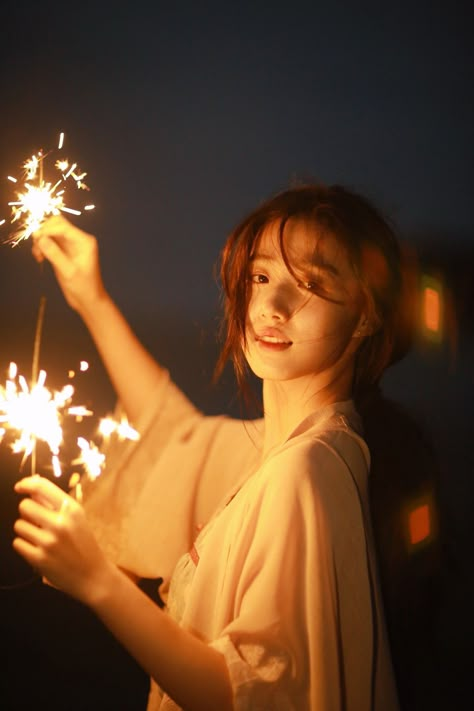 Amazing Photography Of People, Inspirational Poses, Irl Picture, Sparkler Photography, Photographie Portrait Inspiration, 사진 촬영 포즈, People Poses, Female Pose Reference, Body Reference Poses