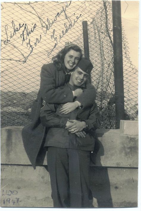 People Hugging, Old Fashioned Love, Military Couples, Vintage Couples, Vintage Romance, Old Love, Old Photographs, Vintage Pictures, Instagram Foto