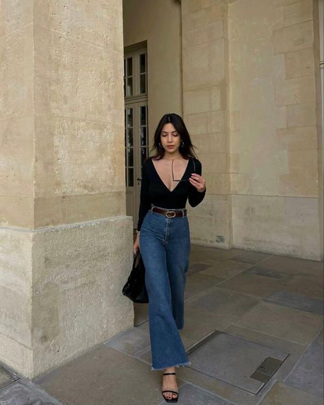 Hourglass Outfits Casual Classy, Jeans And Heels Outfit Going Out Classy, Dark Feminine Outfits Summer, Outfit Recipes, Parisian Summer, Feminine Outfits, Spring Trends Outfits, Navy Style, Printed Pleated Skirt