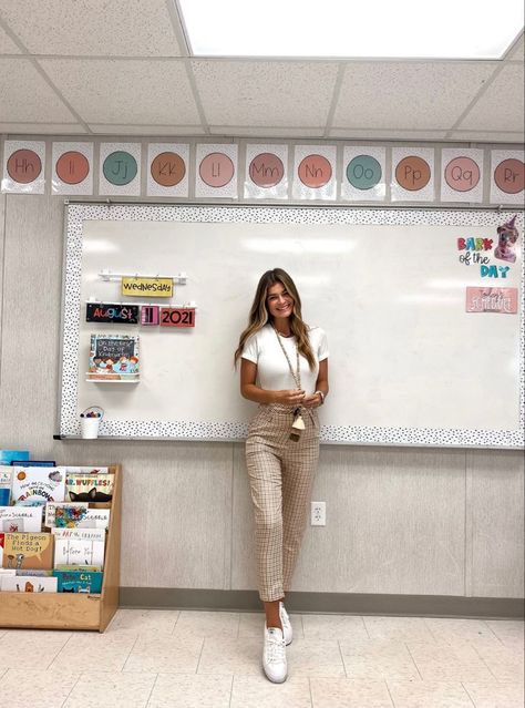 Teaching Outfits Elementary, Teacher Appropriate Outfits, Teacher Work Outfit, Student Teaching Outfits, Casual Teacher Outfit, School Teacher Outfits, Young Teacher Outfits, Preschool Teacher Outfits, Teacher Outfit Ideas