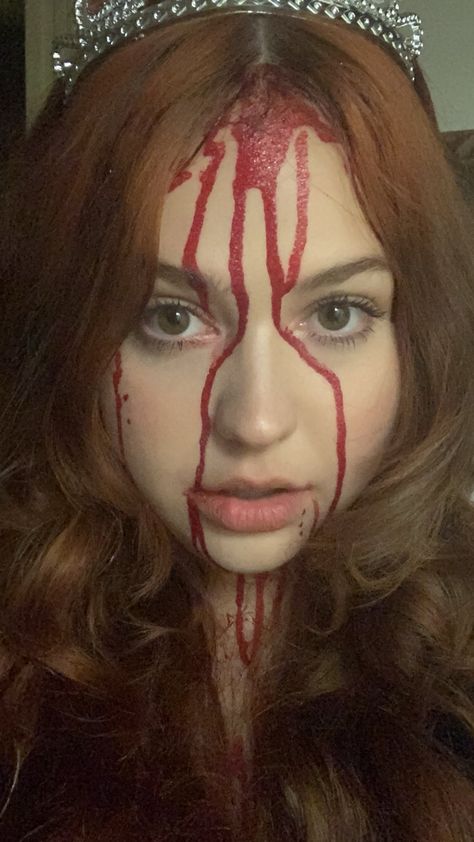 #halloween #halloweencostumeswomen #carrie Carrie Costumes Halloween, Carrie Costume Makeup, Carrie Couple Costume, Carrie Halloween Makeup, Carrie Fantasia, Carrie Halloween Costume Makeup, Carrie Makeup Halloween, Simple Scary Halloween Costumes, Halloween Costumes Carrie