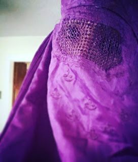 Afghan Burqa, Burqa Fashion, Istanbul Photography, Muslimah Outfit, Girls Hijab, Classic Clothes, Silk Scarf Style, Hijab Niqab, Light Sensitivity