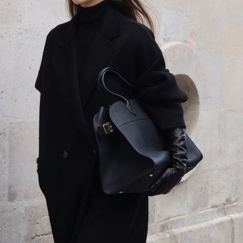 Annemiek Kessels on Instagram: "Black" Coat Fashion, Black Outfit, Fashion Classy, All Black, Clutches, Women's Fashion, Fall Winter, Street Style, On Instagram