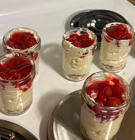 Cherry Cheesecake Jars, Weight Watchers Cheesecake, Ww Deserts, Jello Cheesecake, Cheesecake Jars, Cherry Topping, Weight Watcher Desserts, Cheesecake In A Jar, Cheesecake Pudding