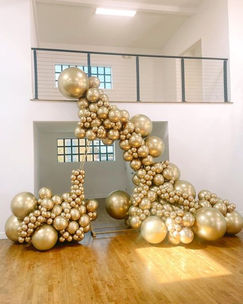 All Gold Party Decorations, Balloon Garland On Stairs, Gold Event Decor, Ball Theme Party, Prom Balloons, Gold Balloons Decorations, Gold Balloon Arch, Gold Theme Party, Gold Balloon Garland