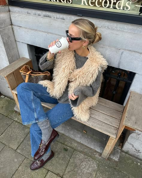 Boho Chic Winter Outfits, Boho Chic Outfits Winter, Casual Dinner Outfit Summer, Fur Vest Outfits, Chica Chola, Dinner Outfit Fall, Dinner Outfit Casual, Latina Outfits, Latina Fashion Outfits