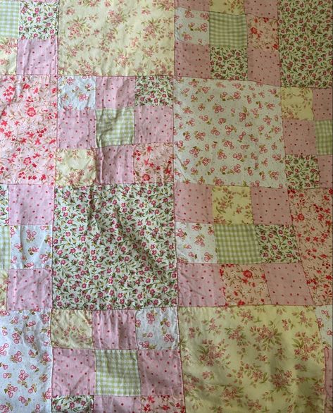 Pink Green And Brown Aesthetic, Aesthetic Quilt Patterns, Green Pink Room Aesthetic, Rkive Aesthetic, Quilts Aesthetic, Aesthetic Quilts, Aesthetic Quilt, Quilt Aesthetic, Cottagecore Quilt