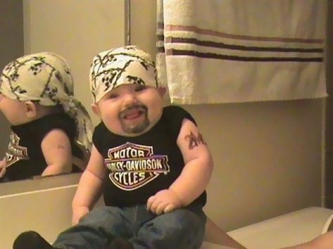 Creative Halloween costumes for baby: DIY baby biker costume Funny Baby Costumes, Funny Kid Costumes, Perlengkapan Bayi Diy, Diy Baby Costumes, Biker Baby, Baby Kostüm, Funny Baby Pictures, Funny Quotes For Kids