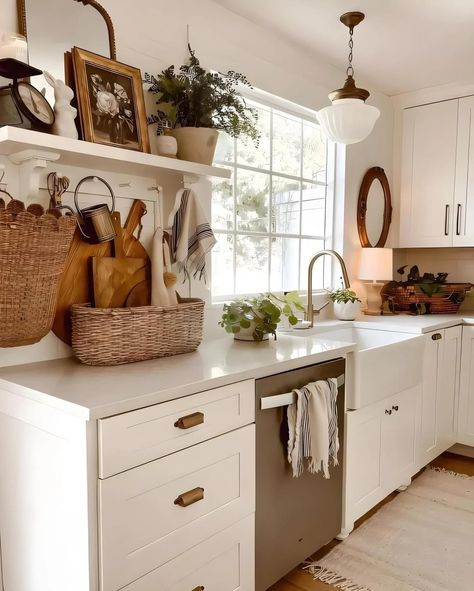 First Home Aesthetic, Cottage Core Kitchen Ideas, Joanna Gaines Kitchen, Farmhouse Chic Kitchen, White Cabinets White Countertops, Farmhouse Kitchen Wall Decor, Cottage Core Kitchen, Cozy Cottage Kitchen, Small Country Homes