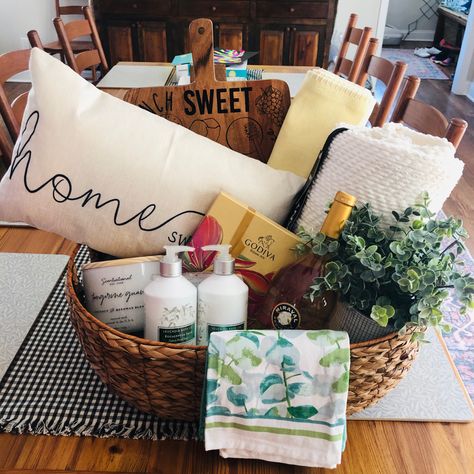 Housewarming Food Gift, Gift For New Home Owner Baskets, Good Housewarming Gifts Friends, Fall Closing Basket, House Warming Ideas Gift, Diy Home Warming Gifts, Move In Gift Basket Ideas, Move In Baskets Housewarming Gifts, Home Basket Gift Ideas