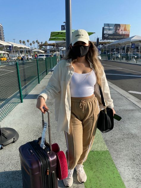 Airport Outfit Medium Size, Winter Airport Outfit Black Women, Airport Outfit Plus Size, Plus Size Airport Outfit Summer, Cute Airport Outfit Summer, Airport Outfit Comfy Travel Style, Airport Outfit Black Women, Plus Size Travel Outfits Airport Style, Comfy Cute Airport Outfit