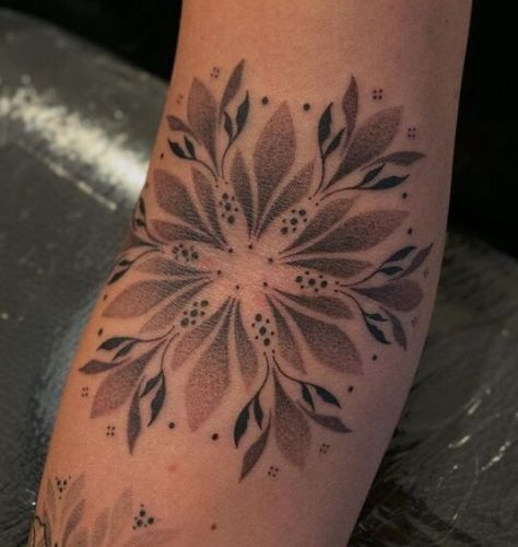 Dotwork Tattoo Mandala, Dot Work Mandala, Mandala Tattoo Designs, Mandela Tattoo, Mandala Flower Tattoos, Dot Tattoos, Muster Tattoos, Elbow Tattoos, Tattoos Geometric