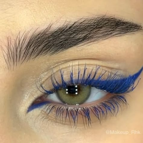 Mascara Bleu, Blue Eyeliner Makeup, Video Blue, Eyeliner Eye Makeup, Vampire Bride, Blue Mascara, Blue Eyeliner, Swag Makeup, Eye Makeup Pictures