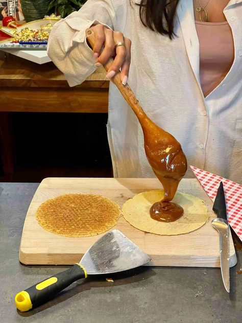 The best recipe for stroopwafel you have been waiting for Stroopwaffle Recipes, Dutch Stroopwafel Recipe, Homemade Stroopwafels, Stroop Waffles, Stroopwafel Recipe, Syrup Recipe, Italy Trip, Best Recipe, Cookies And Bars