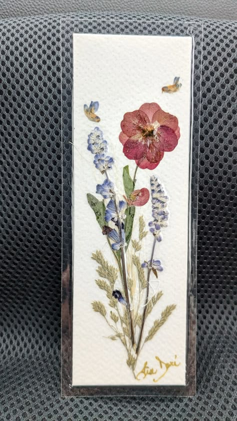 Bookmark With Dried Flowers, Dried Plant Art, Dry Flower Bookmark, Dried Flowers Card, Pressed Flowers Bookmark, Aesthetic Diy Bookmark, Pressed Flower Bookmark Diy, Book Pressed Flowers, Marque Page Diy