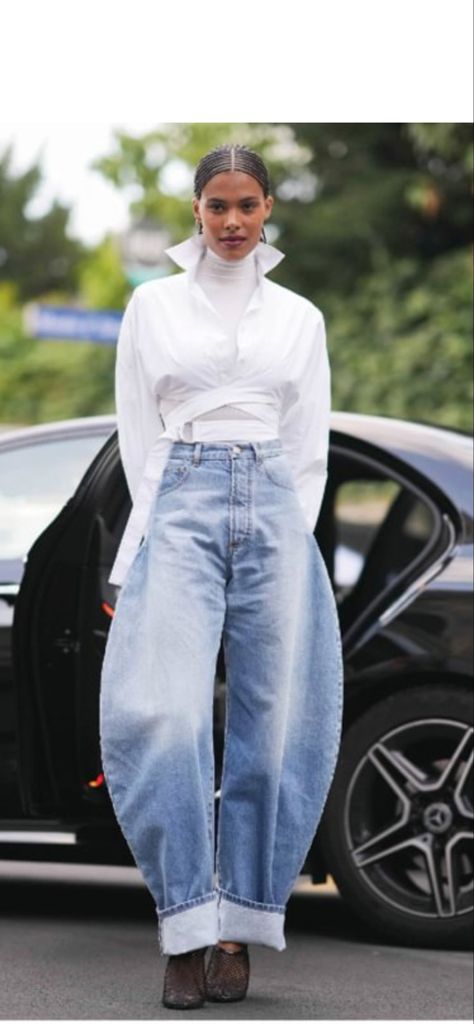 Baggy Jeans For Women, Milan Men's Fashion Week, Denim Street Style, Barrel Jeans, Gossip Girls, Jeans Outfit Fall, Jeans Street Style, Paris Couture, Mens Fashion Week