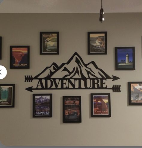 Travel Adventure Wall Decor, Travel Wall Decor Ideas Bedroom, Adventure Photo Wall, Adventure Picture Wall, Travel Photo Wall Ideas Living Room, Hiking Bedroom Theme, Travel Bedroom Decor, Cabin Themed Office, Vacation Wall Display