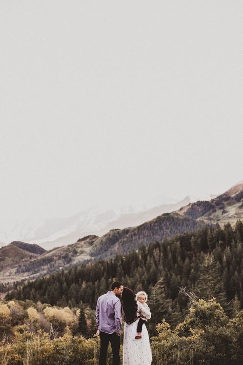 Landscape Family Photos, Family Photo Mountains, Mountain Family Pictures, French Photography, Outdoor Family Photos, Fam Pics, Family Picture Poses, Family Pic, Family Shoot