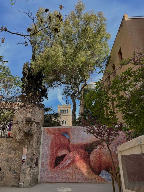 #barcelona Barcelona Kiss Wall, Kiss Of Freedom Barcelona, Meadows Aesthetic, Europe Vibes, Motivation Board, Europe Summer, Costa Brava, Barcelona Spain, Foreign Exchange