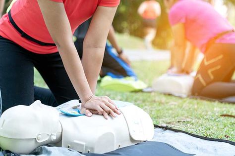 What’s the difference between cardiac arrest and a heart attack? Cpr Instructor, Cpr Business, How To Help Nausea, Yoga Information, First Aid Course, Cpr Training, Emergency First Aid, Back Stretches For Pain, Health Guru