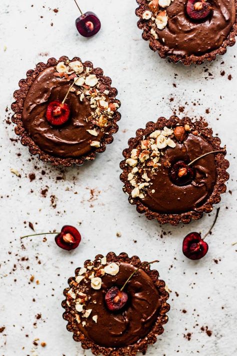 These wonderful, delectable-looking chocolate tartlets are an excellent way to impress your friends or guests. They are simple to make and require no cooking or baking. They are also refined sugar-free and gluten-free. #christmastreats #chocolatedesserts #nobake #chocolatetart #glutenfreetreat #refinesugarfree Meeting Food Ideas, Chocolate Tartlets, Ice Cream Cupcake, Tasty Vegan Recipes, Ice Cream Cupcakes, Art Of Plating, Cherry Chocolate, Duck Recipes, Chocolate Filling