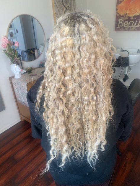 Micro Crimped Hair, Long Blonde Crimped Hair, Blonde Hair Crimped, Big Crimped Hair, Crimped Blonde Hair, Braid Crimped Hair, Kendall Jenner Surgery, Hairstyles Ash Blonde, Blonde Crimped Hair