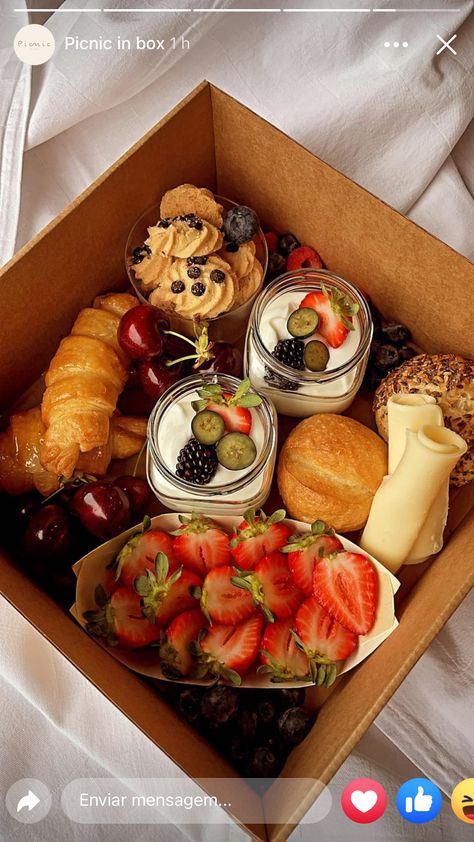 Brunch Box Breakfast Ideas, Brunch Boxes To Go, Breakfast Box Ideas Gift, Breakfast Gift Basket, Fitness Breakfast, Breakfast Picnic, Breakfast Basket, Food Set Up, Breakfast Gift