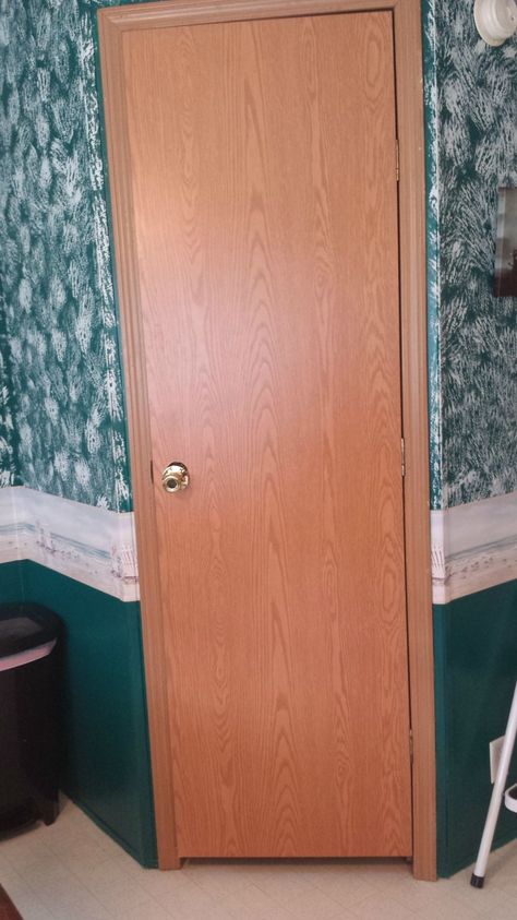 mobile home interior door-before interior door makeover Home Interior Doors, Interior Door Makeover, Mobile Home Interior, Diy Mobile Home Remodel, Mobile Home Doors, Mobile Home Redo, Mobile Home Decor, Mobile Home Makeover, Mobile Home Renovations