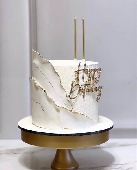 Beige White Gold Birthday Cake, Gold White Cake Birthday, 2024 Cake Ideas, 30 Th Birthday Cake For Women, White Birthday Cake For Men, Cake Design For 18th Birthday, Gold Birthday Cake For Women, White And Gold Birthday Cakes For Women, Cake For 40th Birthday Women