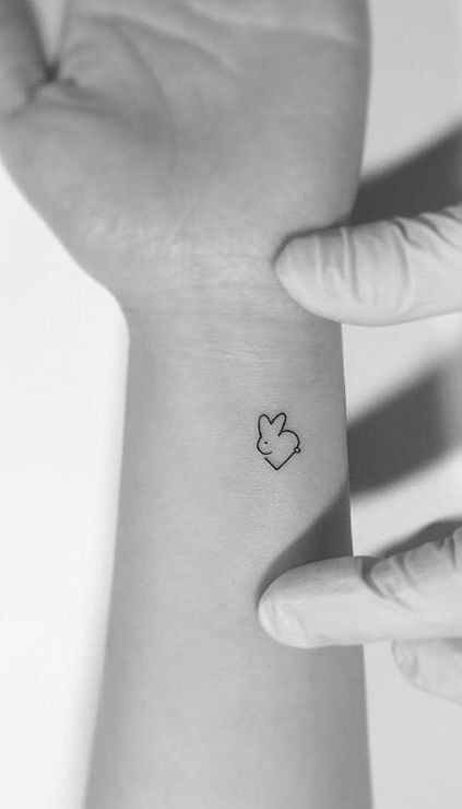 ᴘɪɴᴛᴇʀᴇsᴛ ⋆ ᴊᴏᴜɪʀxʙɪᴛᴄʜ Actor Tattoo, Hase Tattoos, Heart Tattoo Wrist, Tato Minimal, Sanskrit Tattoo, Tattoo Dotwork, Petit Tattoo, Female Tattoos, Bunny Tattoos